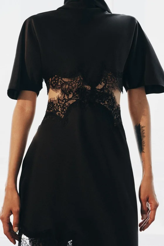 АТЛАСНОЕ ПЛАТЬЕ С КРУЖЕВОМ — коллекция Zara «ZW»