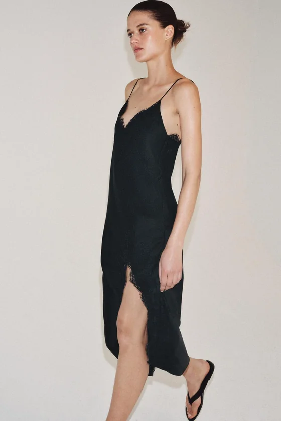 АТЛАСНОЕ ПЛАТЬЕ С КРУЖЕВОМ — коллекция Zara «ZW»