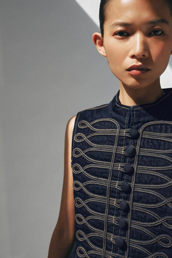 ДЖИНСОВЫЙ ЖИЛЕТ С ДЕКОРАТИВНОЙ СТРОЧКОЙ — коллекция Zara «ZW»