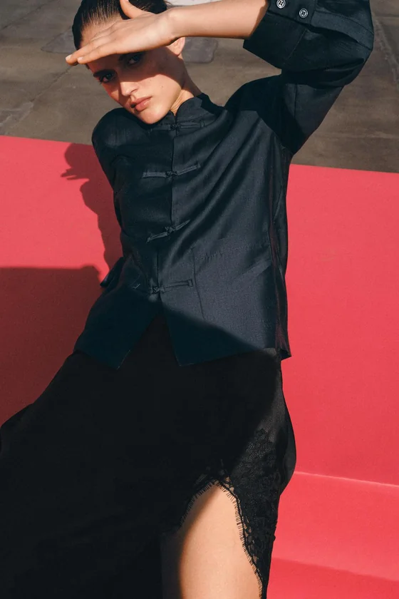 АТЛАСНАЯ РУБАШКА С НАВЕСНЫМИ ПЕТЛЯМИ коллекция Zara «ZW»