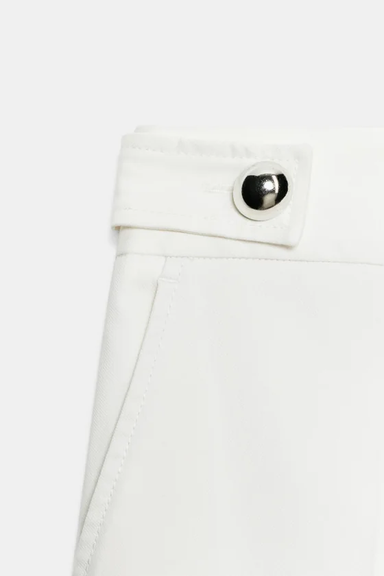 БРЮКИ С МЕТАЛЛИЧЕСКИМИ ПУГОВИЦАМИ