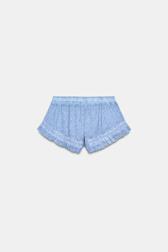 ШОРТЫ С ЭФФЕКТОМ ПОТЕРТОСТИ И ПЕРФОРИРОВАННОЙ ВЫШИВКОЙ