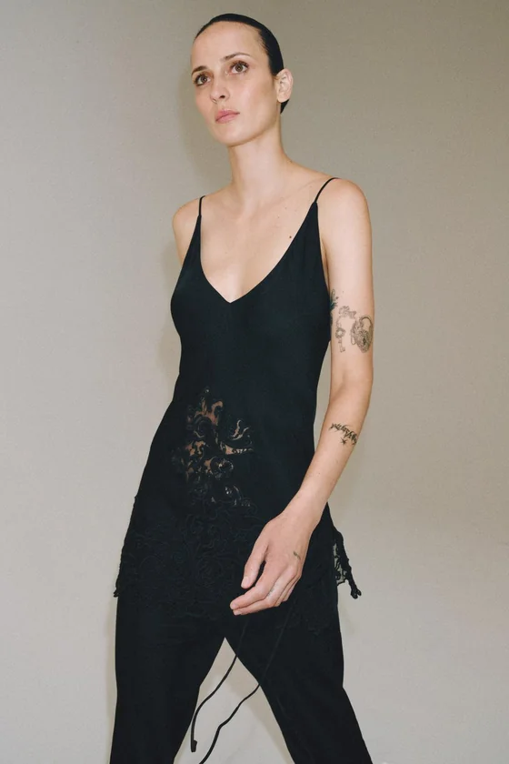 АТЛАСНЫЙ ТОП С ВЫШИВКОЙ — коллекция Zara «ZW»