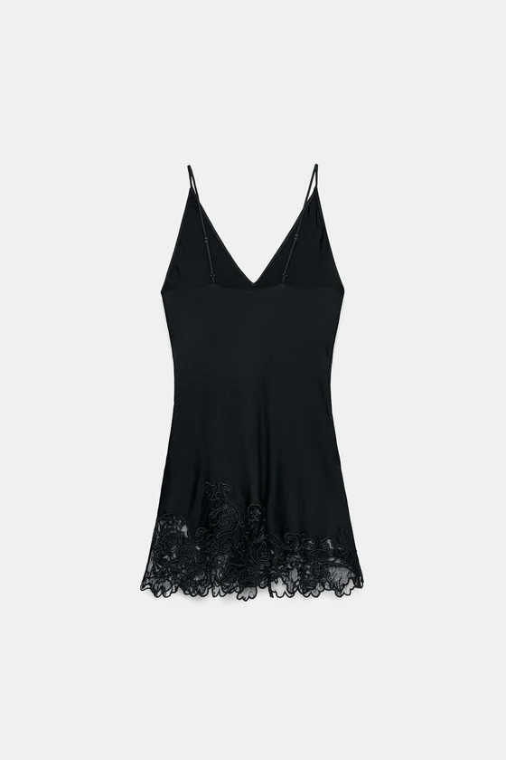 АТЛАСНЫЙ ТОП С ВЫШИВКОЙ — коллекция Zara «ZW»