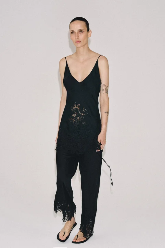 АТЛАСНЫЕ БРЮКИ С ВЫШИВКОЙ — коллекция Zara «ZW»