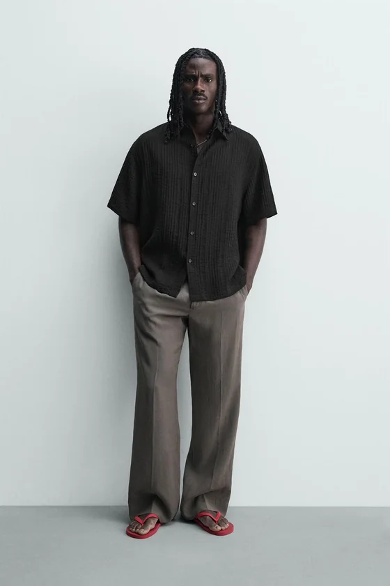 РУБАШКА СТРУЯЩЕГОСЯ ПОКРОЯ С РЕЛЬЕФНОЙ СТРУКТУРОЙ