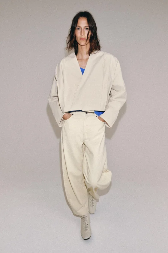 ЗАУЖЕННЫЕ ДЖИНСЫ С ВЫСОКОЙ ПОСАДКОЙ — коллекция Zara «ZW»
