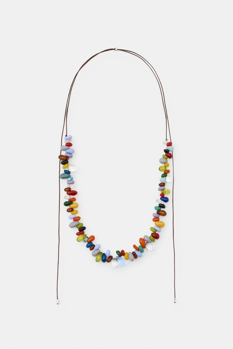 ОЖЕРЕЛЬЕ-ШНУРОК С ДЕТАЛЯМИ ИЗ СМОЛЫ