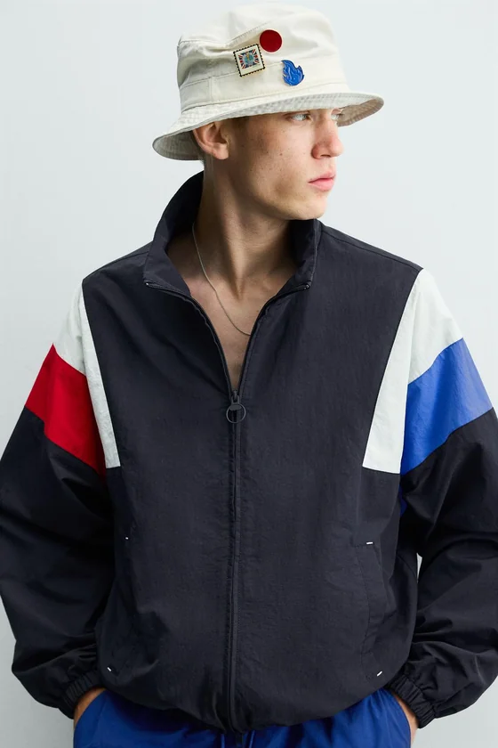 КУРТКА В СТИЛЕ РЕТРО ИЗ ВЫСОКОТЕХНОЛОГИЧНОЙ ТКАНИ COLOR BLOCK