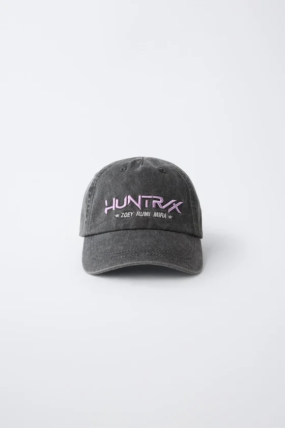 КЕПКА С ЭФФЕКТОМ ПОТЕРТОСТИ «Kpop Demon Hunters» © Netflix