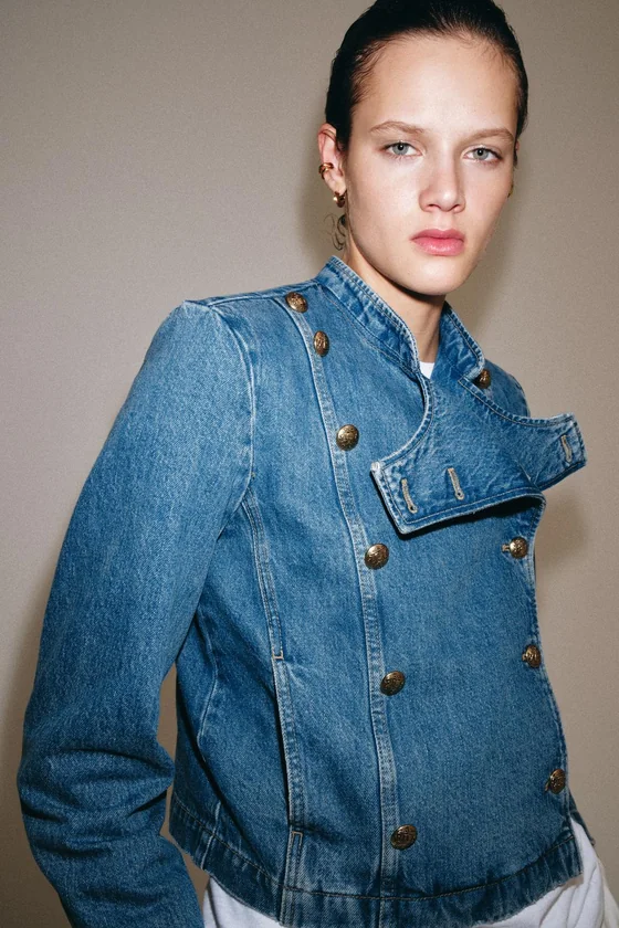 ДЖИНСОВАЯ КУРТКА С ПОДПЛЕЧНИКАМИ — коллекция Zara «ZW»