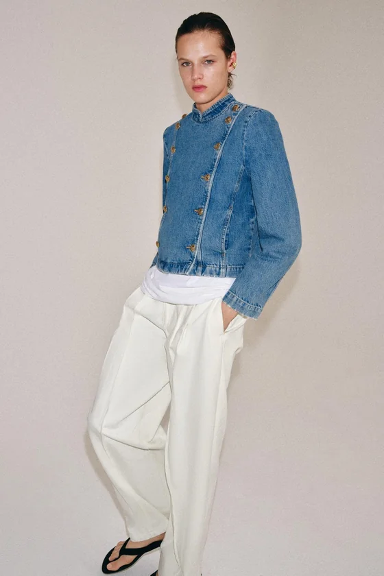 ДЖИНСОВАЯ КУРТКА С ПОДПЛЕЧНИКАМИ — коллекция Zara «ZW»