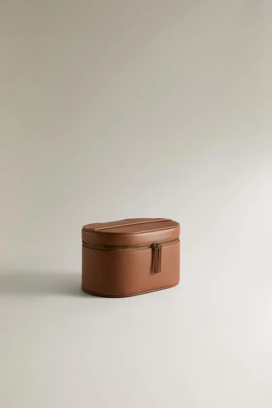 Небольшая жесткая кожаная косметичка