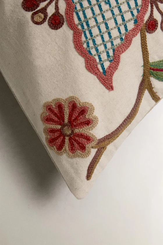 Наволочка с цветочной вышивкой