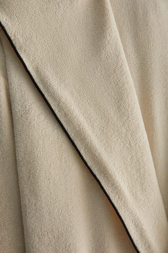 Хлопковый халат с капюшоном и контрастной строчкой (320 г/м²)