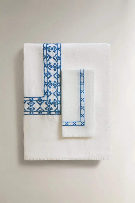 Льняная скатерть с геометрической вышивкой