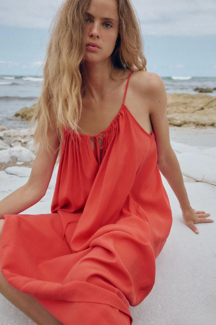 СТРУЯЩЕЕСЯ ПЛАТЬЕ МИДИ С ЗАВЯЗКАМИ