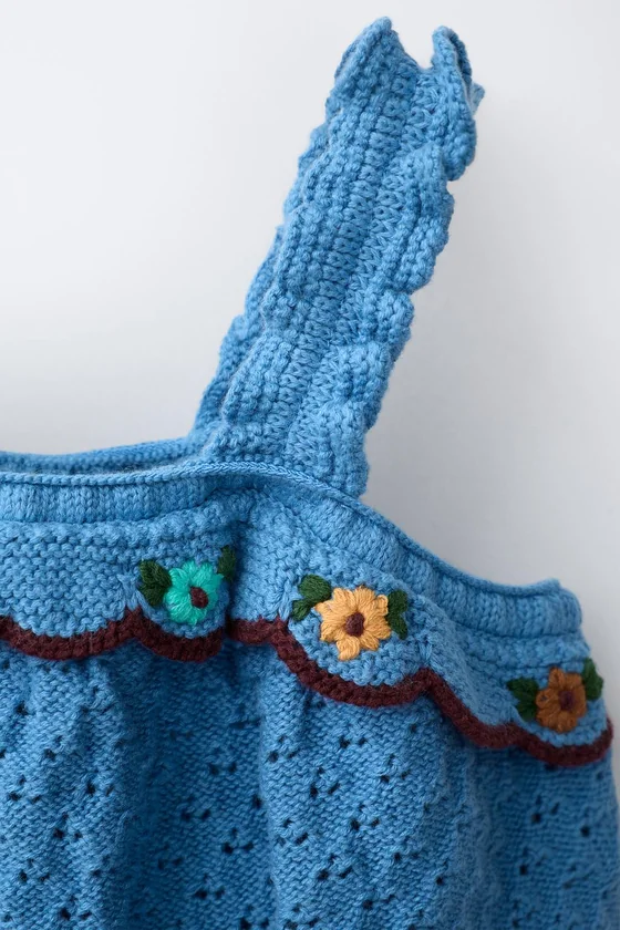 ТРИКОТАЖНЫЙ ТОП С ОБОРОЧКОЙ И ВЫШИВКОЙ ИЗ ХЛОПКА И ЛЬНА MADE WITH LIBERTY FABRIC