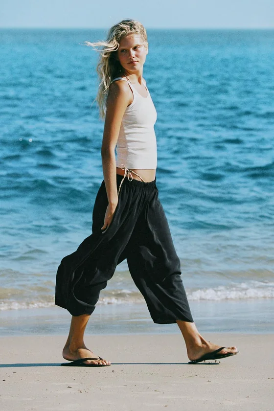 ОБЪЕМНЫЕ СТРУЯЩИЕСЯ БРЮКИ