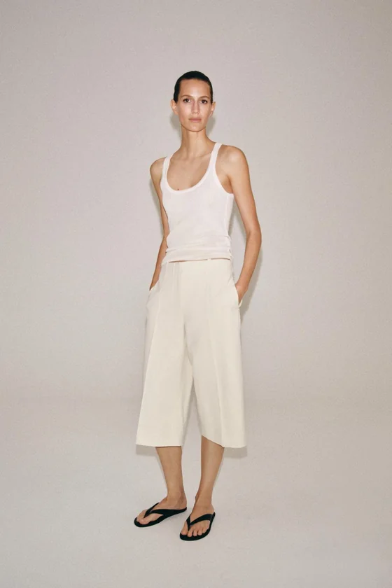 ПРЯМЫЕ ШОРТЫ С ЗАЩИПАМИ — коллекция Zara «ZW»