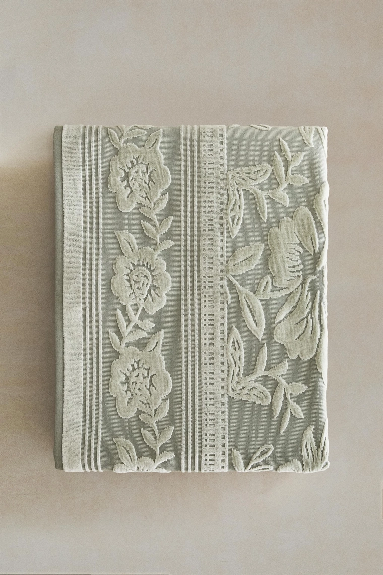 Велюровое полотенце с жаккардовым узором