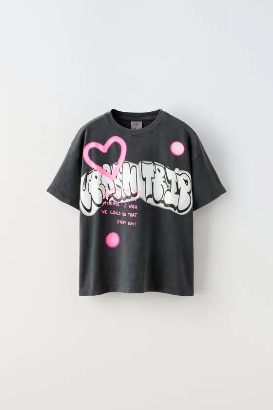 ФУТБОЛКА С ЭФФЕКТОМ ПОТЕРТОСТИ И ПРИНТОМ «ГРАФФИТИ»