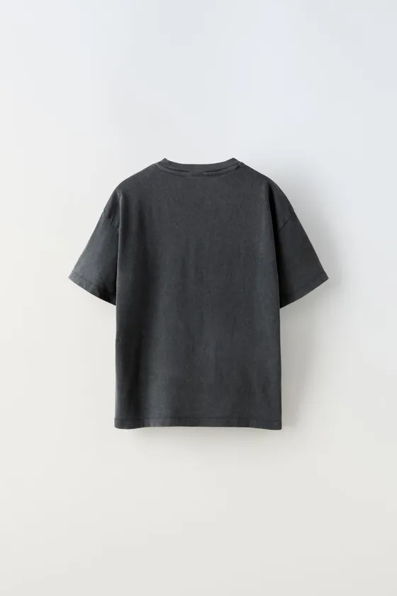 ФУТБОЛКА С ЭФФЕКТОМ ПОТЕРТОСТИ И ПРИНТОМ «ГРАФФИТИ»