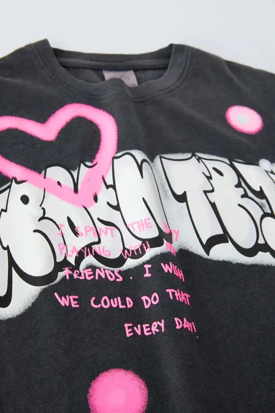 ФУТБОЛКА С ЭФФЕКТОМ ПОТЕРТОСТИ И ПРИНТОМ «ГРАФФИТИ»