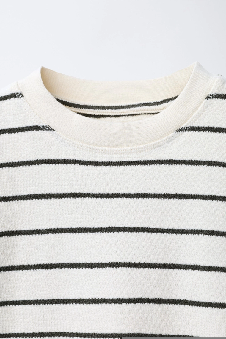 Футболка в полоску с ярлыком