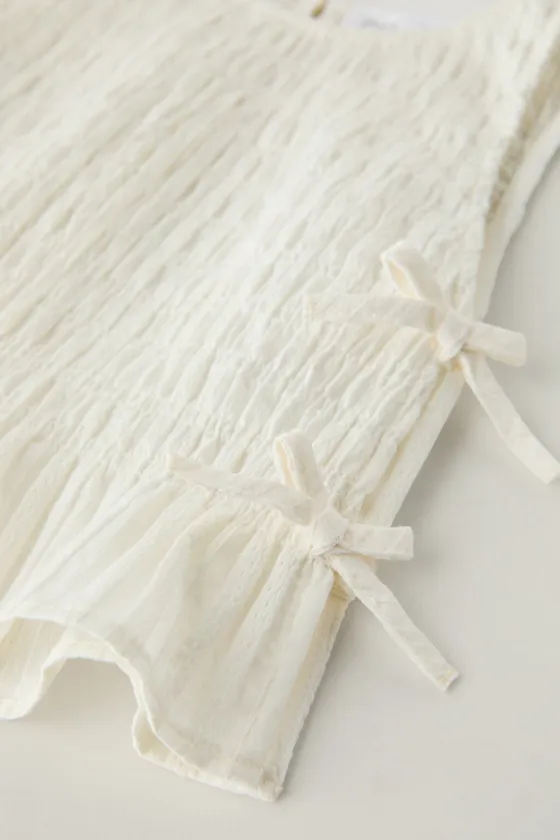 ТОП С ЭЛАСТИЧНОЙ ДЕТАЛЬЮ И БАНТАМИ