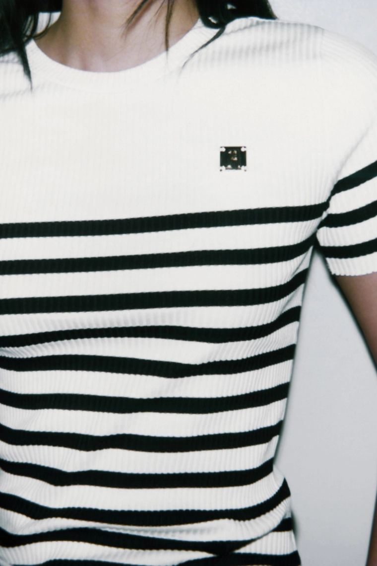 Футболка zara с полосками и брошью