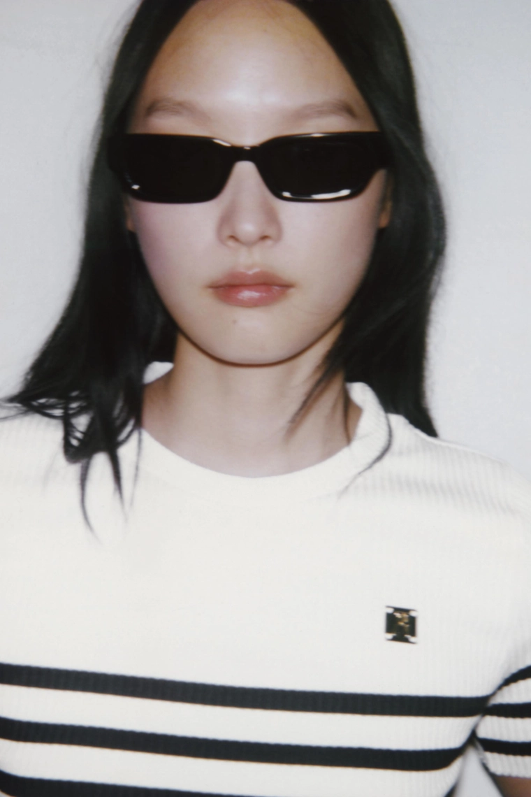 Футболка zara с полосками и брошью