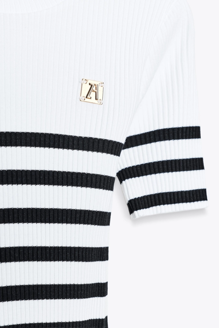 Футболка zara с полосками и брошью