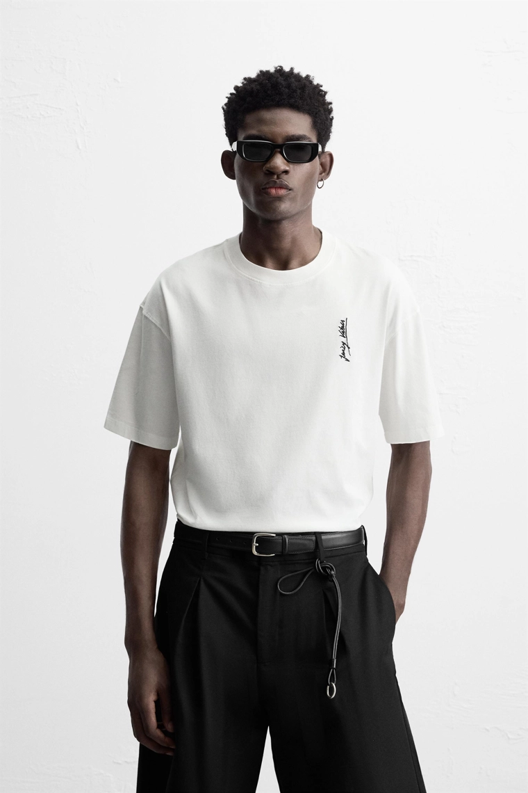 Футболка с вышитыми надписями