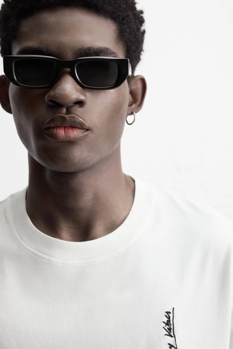 Футболка с вышитыми надписями