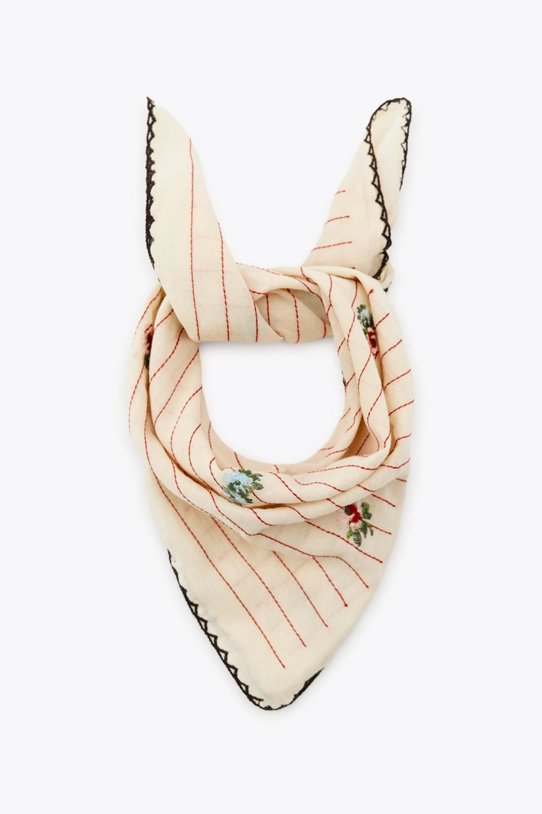 Полосатый шарф с вышитыми цветами