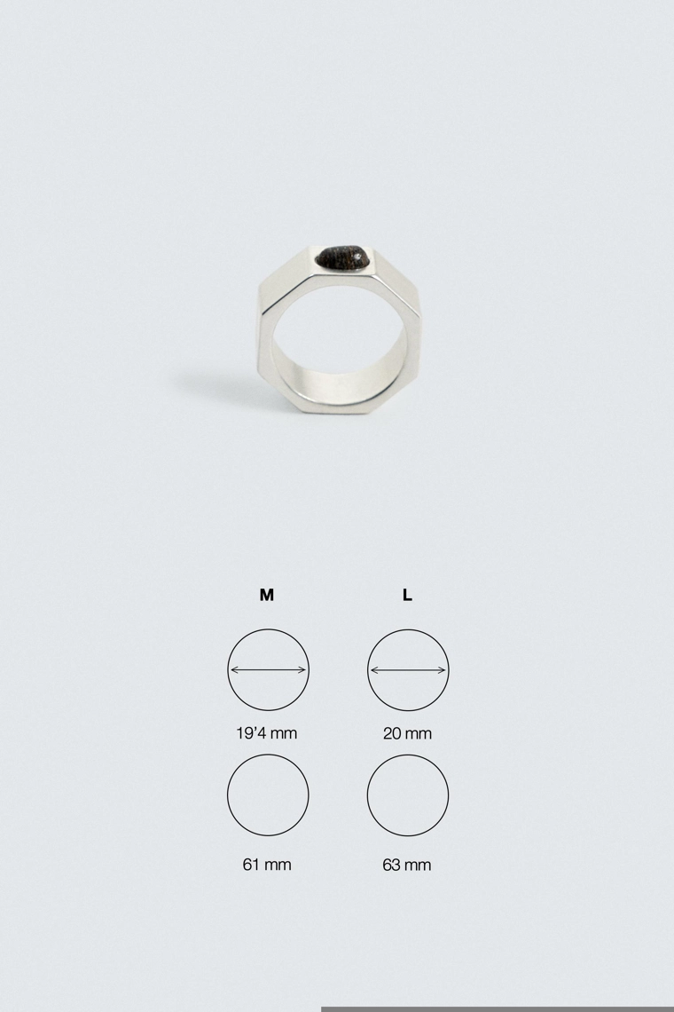 Кольцо с геометрическим камнем