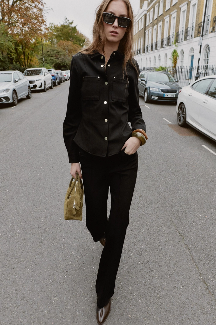 Брюки с завышенной талией и расклешенным штаниной