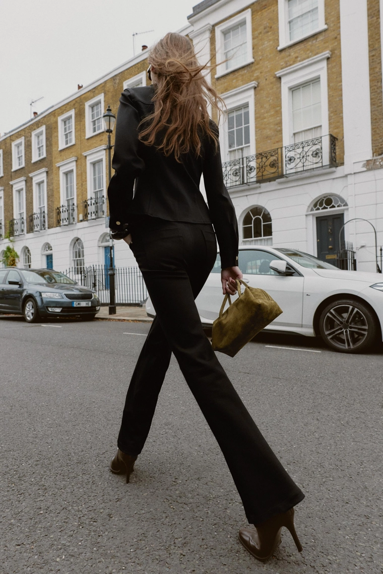 Брюки с завышенной талией и расклешенным штаниной